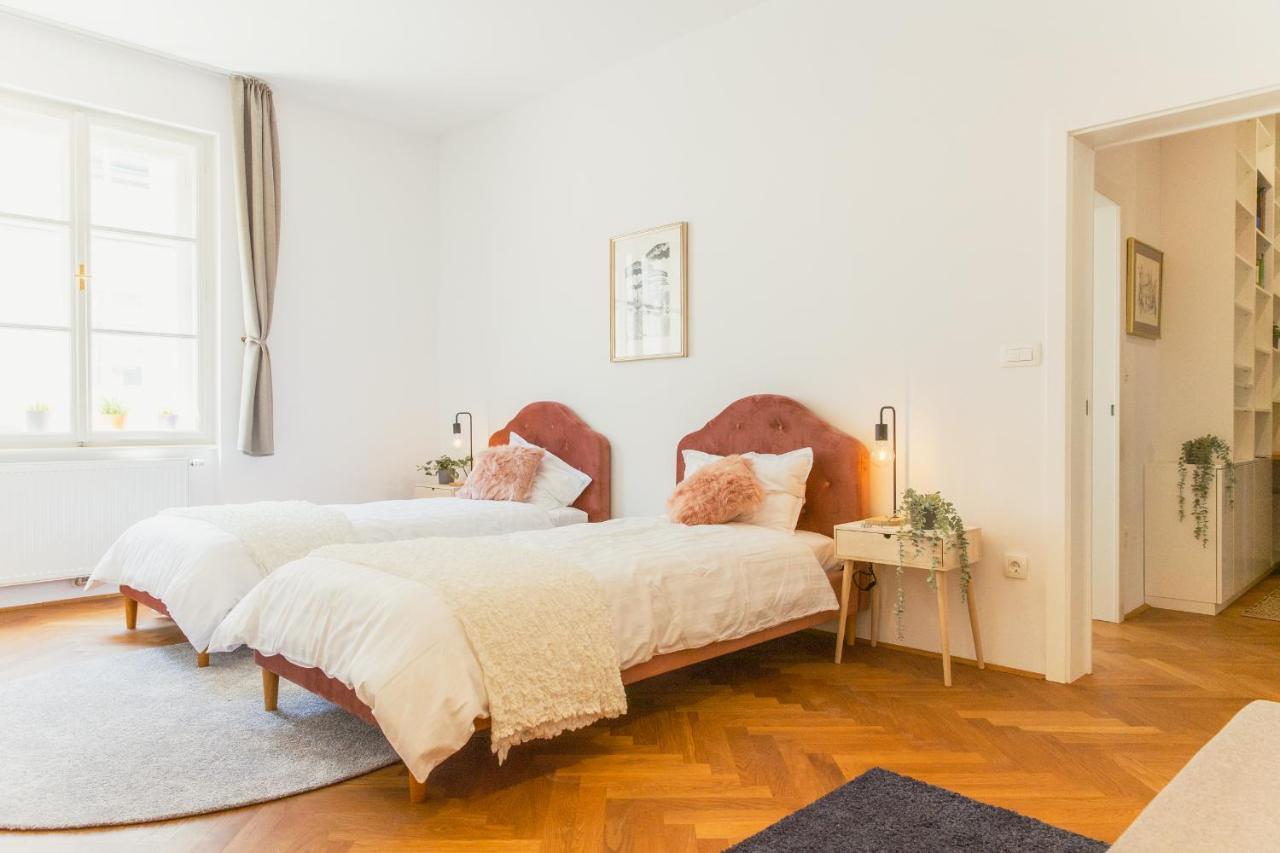 Top Location City Centre Condo In Historic Building With Free Garage Parking 卢布尔雅那 外观 照片
