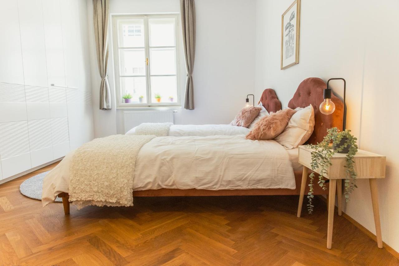 Top Location City Centre Condo In Historic Building With Free Garage Parking 卢布尔雅那 外观 照片